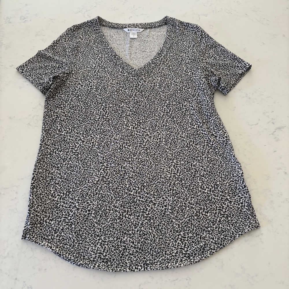 Athleta Black and White Cheetah Print V-neck Top Sz. M (b2)